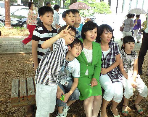 ▲ 추미애 민주당 의원이 3일 국회에 견학온 초등학생들과 기념촬영을 하고 있다. ⓒ추미애 의원실 제공