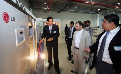 ▲ 아랍에미레이트가 엄격이 선발한 친환경 에너지기업 관계자들이 LG전자로부터 친환경 관련 노하우를 배우기 위해 방문했다. 지난 3일 오후 창원의 LG전자 에어컨 사업본부를 방문, 친환경 제품을 둘러보고 있는 아랍에미레이트의 방문단 모습.&nbsp;&nbsp; ⓒ 뉴데일리