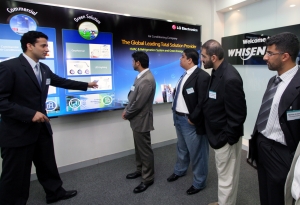 ▲ 아랍에미레이트가 엄격이 선발한 친환경 에너지기업 관계자들이 LG전자로부터 친환경 관련 노하우를 배우기 위해 방문했다. 지난 3일 오후 창원의 LG전자 에어컨 사업본부를 방문, 친환경 제품을 둘러보고 있는 아랍에미레이트의 방문단 모습.&nbsp;&nbsp; ⓒ 뉴데일리