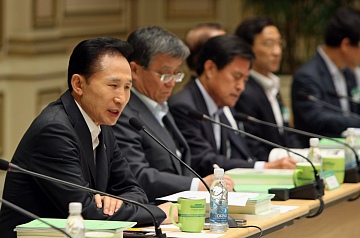 ▲ 6일 청와대 영빈관에서 녹색성장위원회(공동위원장 국무총리&middot;김형국) 제4차 회의를 주재하고 있는 이명박 대통령.&nbsp;&nbsp; ⓒ 청와대 제공