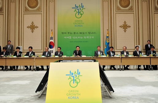 ▲ 6일 이명박 대통령 주재로 국무총리, 녹색위 위원장, 관련 부처 장관, 국회의원, 지자체장, 경제단체장 등이 참석한 가운데 열린 녹색성장위원회(공동위원장 국무총리&middot;김형국) 제4차 회의에서 부처 별 녹색성장에 대한 전략이 발표돼 눈길을 끌었다.&nbsp;&nbsp; ⓒ 청와대 제공