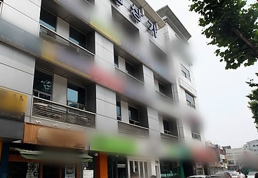 ▲ 서울지방경찰청은 지난 3월11일 실시된 전국연합학력평가의 시험 문제를 유출한 혐의(위계에 의한 공무집행방해)로 EBS의 외주제작사 PD 윤모씨와 서울 강남구 대치동 K학원 원장 김모씨 등 3명을 불구속입건했다고 4일 밝혔다. 사진은 서울 대치동 K학원이 있는 한 아파트 상가건물.&nbsp; ⓒ&nbsp;연합뉴스