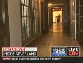 ▲ 복도 맨 끝에 사람 형상의 그림자가 보인다.&nbsp; ⓒ 유튜브 동영상 캡처