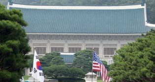 ▲ 청와대 정문에 태극기와 성조기가 나란히 걸려 있다. ⓒ 연합뉴스