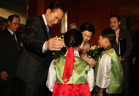 ▲ 폴란드를 방문하고 있는 이명박 대통령과 부인 김윤옥 여사가 7일 오후(현지시간) 바르샤바 시내 한 호텔에서 열린 동포간담회에서 화동들로 부터 꽃다발을 받고 있다. ⓒ 뉴데일리 <=청와대 제공>