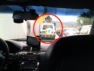 ▲ 지난 2일 조갑제 조갑제닷컴 대표가 광화문 근처에서 택시를 타고 가다 발견한 연방통추 승용차. '련방제 통일'을 외쳐댄 이 승용차 뒷편에는 한반도기가 걸려 있고 지붕에는 커다란 스피커가 장착됐다. ⓒ 조갑제닷컴