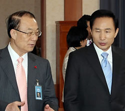 ▲ 최시중 방송통신위원장(왼쪽)과 이명박 대통령 (오른쪽) ⓒ연합뉴스