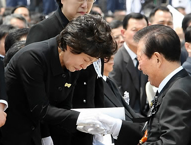 ▲ 5월29일 서울 경복궁 앞뜰에서 열린 노무현 전 대통령 영결식에 참석한 김대중 전 대통령이 노 전 대통령 부인 권양숙 여사의 손을 잡고 울고 있다. ⓒ 연합뉴스