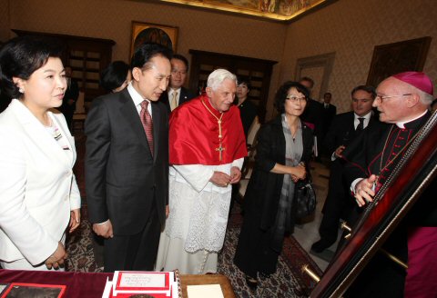 ▲ 이탈리아를 방문 중인 이명박 대통령은 9일(현지시간) G8 확대정상회의에 앞서 바티칸 교황청을 방문, 교황 베네딕토 16세를 예방했다. 교황은 이 자리에서 