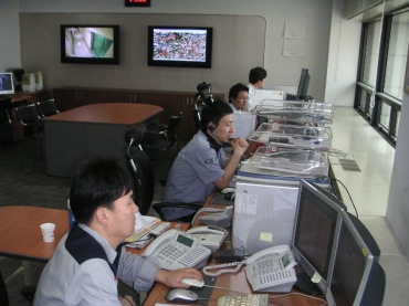 ▲ '분산중계기술'을 테스트 중인 한세텔레콤 직원들.&nbsp; &nbsp;ⓒ 뉴데일리