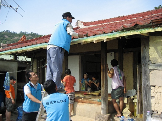 ▲ '잡쉐어링 프로그램'의 일환으로 봉사활동을 펼치고 있는 가스공사 직원들.&nbsp;&nbsp; ⓒ 뉴데일리