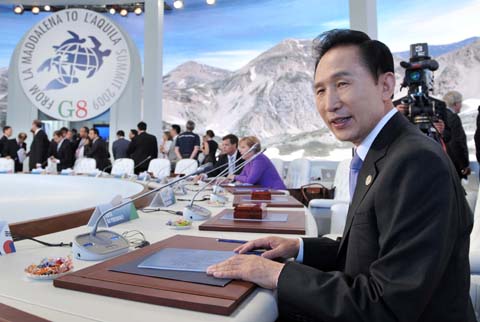 ▲ 이명박 대통령이 10일(현지시간) 이탈리아 라퀼라에서 열린 G8 확대정상회의 마지막 세션인 식량안보회의에 참석, 자료를 검토하고 있다. ⓒ 뉴데일리 <=청와대 제공>