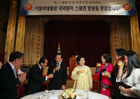 ▲ 유럽 순방을 통해 한&middot;EU(유럽연합) FTA(자유무역협정) 타결이라는 성과를 목전에 둔 이명박 대통령은 12일(현지시간) 저녁&nbsp;스웨덴 동포 간담회를 갖고 