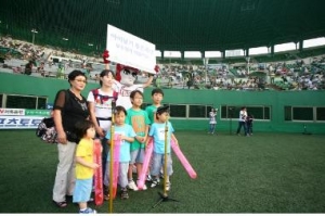 ▲ 다둥이가족 황운기씨 가족이 히어로즈 마스코트인 턱돌이와 함께 애국가 합창을 준비하고 있다. &nbsp;ⓒ 뉴데일리