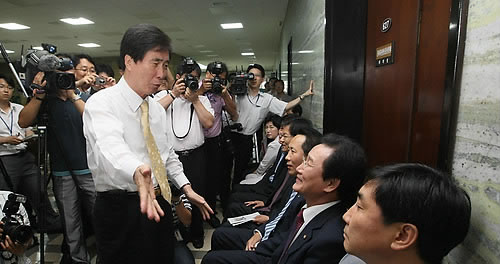 ▲ 13일 오후 국회 문방위 앞 문을 민주당 의원들이 벤치를 동원해 막고 있는 상황에서 고흥길 문방위원장이 다가가 설득하고 있다. ⓒ연합뉴스