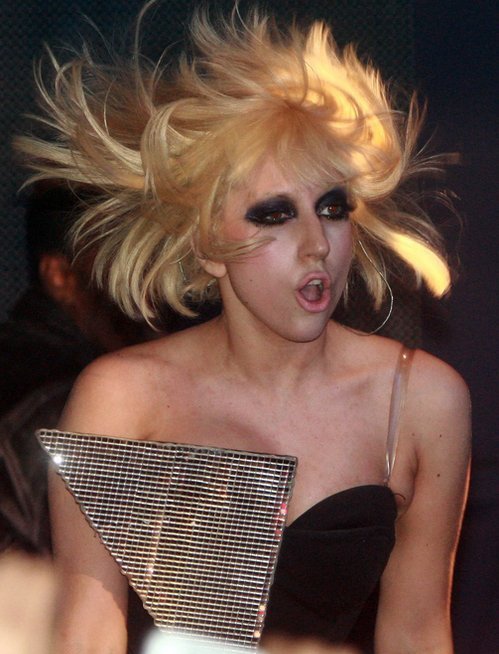 ▲ 팝스타 레이디 가가(Lady GaGa)가 지난 6월 17일 오후 청담동의 한 클럽에서 열린 자신의 쇼케이스에서 멋진 공연을 펼치고 있다.  ⓒ 연합뉴스