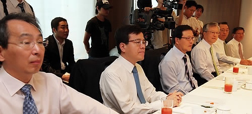 ▲ 지난 1일 서울 중구 프레스센터에서 열린 방송통신위원회-통신업계 CEO 간담회에 참석한 CEO들. 왼쪽부터 LG텔레콤 정일재 사장, SK브로드밴드 조신 사장, SK텔레콤 정만원 사장, KT 이석채 회장, LG데이콤 박종응 사장, LG파워콤 이정식 사장.   ⓒ 연합뉴스