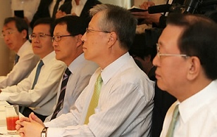 ▲ 지난 1일 열린 간담회에서 최시중 방통위원장의 말을 경청하고 있는 업계 CEO들.  ⓒ 연합뉴스