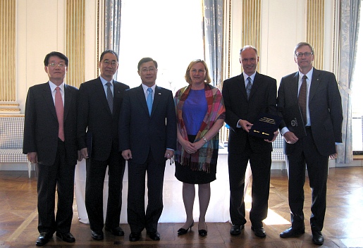 ▲ 이명박 대통령을 수행해 유럽을 순방한 이윤호 지식경제부 장관은 13일(현지시각) 에바 뷔욜링 스웨덴 외교부 통상장관과 회담을 갖은 후 양국 장관이 임석한 가운데 바이오 가스 협정(한국가스공사와 스웨덴의 예테보리지역 사업공사) 및 기술표준 협력 MOU(기술표준원과 스웨덴 표준원)를 체결했다.&nbsp; ⓒ 뉴데일리