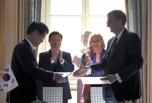 ▲ '표준협력 약정(MOU)'을 맺고 있는 남인석 표준원장(좌)과 Lars Flink 스웨덴 표준원장(우). ⓒ 뉴데일리