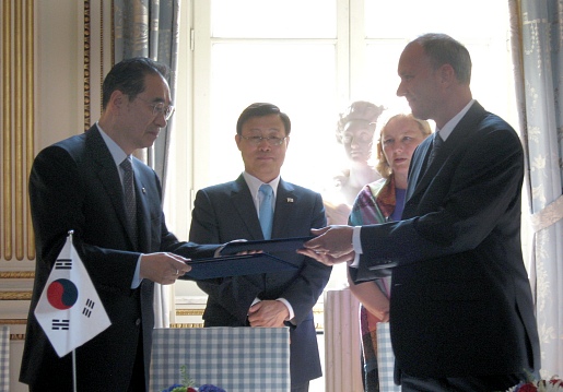 ▲ 바이오 가스 협정을 맺고 있는 주강수 가스공사 사장(좌)과 Ulf Landin 예테보리지역 사업공사 사장(우).&nbsp; ⓒ 뉴데일리