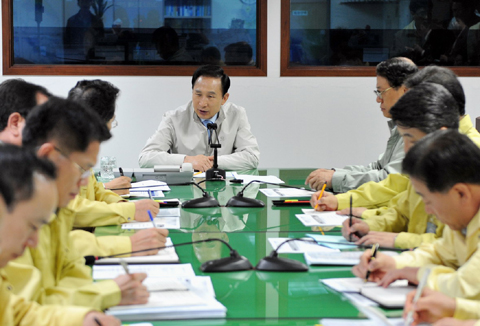 ▲ 유럽 순방을 마치고 14일 귀국한 이명박 대통령은 성남 서울공항 도착 후 곧바로 세종로 정부종합청사에 마련된 중앙재난안전대책본부를 방문, 수해 상황을 점검했다. ⓒ 뉴데일리<=청와대 제공> 