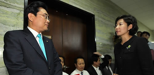 ▲ 미디어법 처리를 놓고 여야의 대립이 격화되고 있는 가운데 14일 오후 민주당 의원들이 점거하고 있는 문방위 회의실 앞에서 한나라당 나경원 간사와 민주당 전병헌 간사가 설전을 벌이고 있다. ⓒ연합뉴스