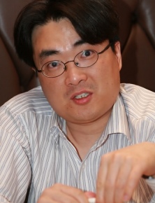 ▲ 정부 경제정책을 비판하는 글을 인터넷에 올린 혐의로 구속기소됐다가 1심 법원에서 무죄 판결을 받은 인터넷 논객 '미네르바'박대성. ⓒ 연합뉴스