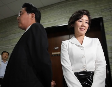 ▲ 국회 문방위 한나라당 나경원 간사와 민주당 전병헌 간사가 지난 7일 오전 문방위 회의실 앞에서 간사회의 브리핑을 가진 뒤 헤어지고 있다.  ⓒ 연합뉴스