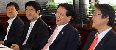 ▲ 김형오 국회의장이 지난달 26일 역삼동 르네상스 호텔에서 열린 인터넷 기업협회 간담회에서 인사말을 하고 있다.  ⓒ 연합뉴스