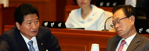 ▲ 박희태 한나라당 대표와 안상수 원내대표가 15일 6월 임시국회 원포인트 본회의 직전 열린 의원총회에서 대화하고 있다. ⓒ연합뉴스