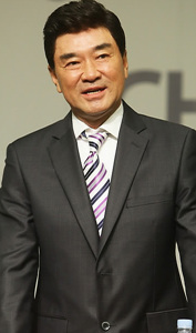 ▲ 제 3회 충무로국제영화제 집행위원장을 맡은 영화배우 이덕화가 15일 기자회견 도중 눈시울을 붉혔다. ⓒ 연합뉴스