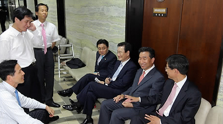 ▲ 민주당 관계자들이 국회에서 미디어법 개정에 반대하는 농성을 벌이고 있다. ⓒ 뉴데일리