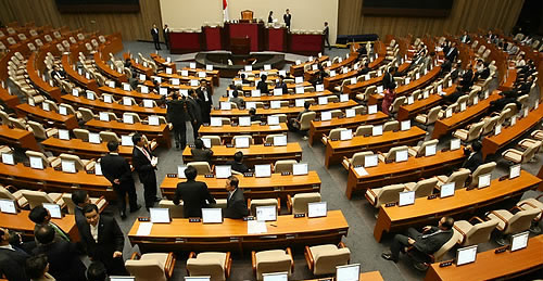 ▲ 15일 국회에서 열린 원포인트 본회의를 마친 여야 의원들이 김형오 의장의 산회 선포이후 회의장을 떠나지 않은 채, 혹시 있을지 모를 회의장 점거 사태에 대비하기 위해 서로 자리를 지키며 견제하고 있다. ⓒ연합뉴스