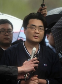 ▲ 무죄 선고를 받고 풀려난 인터넷 논객 `미네르바' 박대성씨가 지난 4월 20일 오후 경기도 의왕시 서울구치소를 나서면서 취재진과 인터뷰를 하고 있다.  ⓒ 연합뉴스