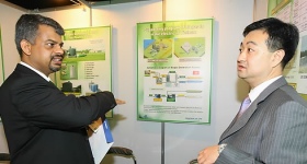 ▲ 16일 서울 남산 하얏트호텔에서 열린 '2009 그린 비지니스 포럼'에서 JP모건의 한 관계자가 폐기물을 이용한 발전기를 생산하는 (주)하나티이씨의 부스를 방문해 상담하고 있다. ⓒ 연합뉴스