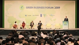 ▲ 16일 서울 남산 하얏트호텔에서 열린 '2009 그린 비지니스 포럼'에서 리차드 제터 세계은행 코디네이터가 세계은행의 탄소금융 프로그램에 대해 발표하고 있다. ⓒ 연합뉴스&nbsp;