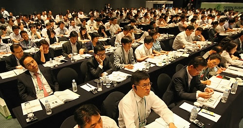 ▲ 16일 서울 남산 하얏트호텔에서 열린 '2009 그린 비지니스 포럼'에서 참석자들이 리차드 제터 세계은행 코디네이터의 세계은행의 탄소금융 프로그램에 대한 발표를 듣고 있다. ⓒ&nbsp;연합뉴스