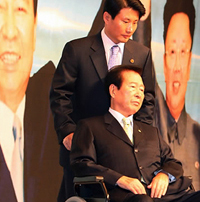 ▲ 지난달 11일 서울 여의도 63빌딩에서 열린 6&middot;15 남북선언 9주년 기념식에서 연설한 후 휠체어에 의지해 연단을 내려오는 김대중 전 대통령&nbsp; ⓒ연합뉴스