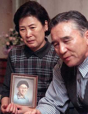 ▲ 99년 1월 국가정보원으로부터 아들 이재환씨가 북한 정치범 수용소에 수감되어있다는 소식을 듣고 아들 사진을 들고 망연자실해하는 변양자씨와 이영욱씨 부부 ⓒ연합뉴스