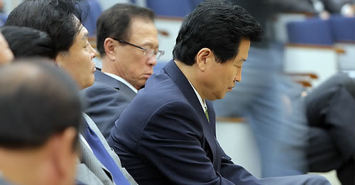 ▲ 여야 의원 동시 국회본회의장 점거 이틀째인 16일 오전 한나라당 박희태 대표와 안상수 원내대표가 국회에서 열린 당 의원총회에서 잠시 생각에 잠겨 있다.ⓒ연합뉴스