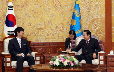 ▲ 이명박 대통령은 21일 서울&middot;오사카 간 교류 및 협력 강화를 위해 방한한 하시모토 토오루 일본 오사카부&nbsp;지사 일행을 청와대에서 접견했다. ⓒ 뉴데일리 <=청와대 제공>