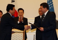 ▲ 강영원(왼쪽) 석유공사사장과 우즈베키스탄 나자로프 우즈네프티가스 사장이 지난 5월&nbsp;11일(한국시간) 타슈켄트 영빈관에서 양국 정상이 임석한 가운데 신규 광구 탐사사업 기본 협의서를 체결하고 있다.&nbsp; ⓒ 연합뉴스