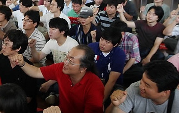 ▲ 전국언론노조가 미디어법 개정에 반대하는 3차 총파업에 돌입한 21일 MBC 노조도 이날 오전 여의도 사옥에서 파업출정식을 했다. 언론노조 소속 MBC, SBS, YTN, EBS, CBS 등 방송사 노조원은 이날 오전 6시부터 제작거부, 집회참여 등을 통해 총파업에 참여했으며 지방 신문사 노조도 '상경 투쟁'을 벌일 예정이다. 사진은 MBC노조의 파업 출정식 장면.  ⓒ 연합뉴스