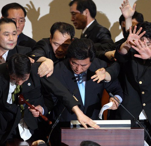 ▲ 여야의 난투극 속에 열린 22일 국회 본회의에서 이윤성 국회 부의장이 김형오 의장 대신 미디어 관련 3법 가운데 하나인 신문법을 통과시키고 있다. ⓒ연합뉴스