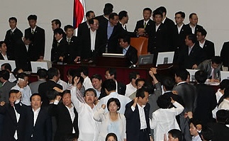 ▲ 22일 오후 국회 본회의장에서 이윤성 국회부의장이 미디어법을 직권상정해 투표를 실시하자 민주당 의원들이 부결을 외치고 있다. ⓒ 연합뉴스