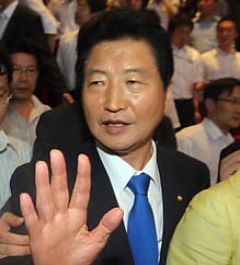 ▲ 미디어법 처리 후 본회의장을 나서는 한나라당 안상수 원내대표. ⓒ 연합뉴스