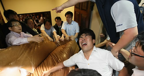 ▲ 22일 미디어법 처리를 위해 국회 본회의장 앞에서 여야 의원과 보좌진이 난투극을 벌이고 있다. ⓒ연합뉴스