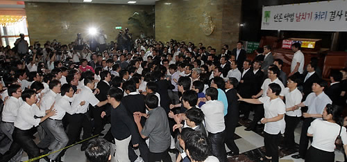 ▲ 22일 여야가 대치중인 국회 본회의장 앞 중앙홀 ⓒ연합뉴스