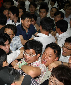 ▲ 몸싸움 중인 여야 보좌진 및 사무처 직원들. ⓒ연합뉴스